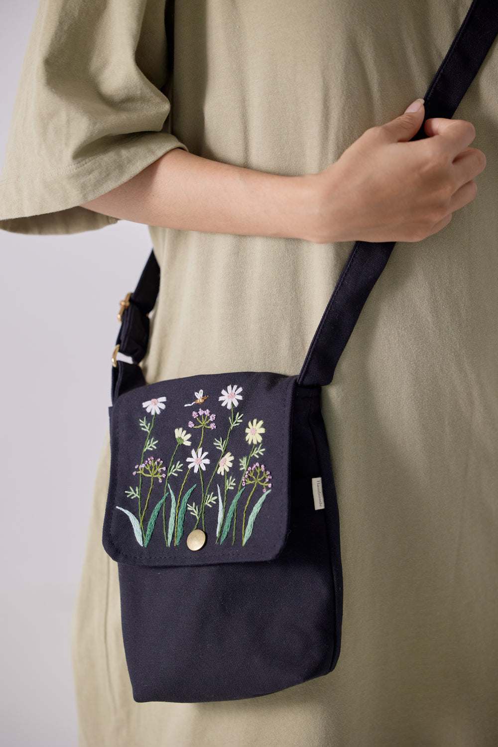 Daisy Embroidery Crossbody Bag
