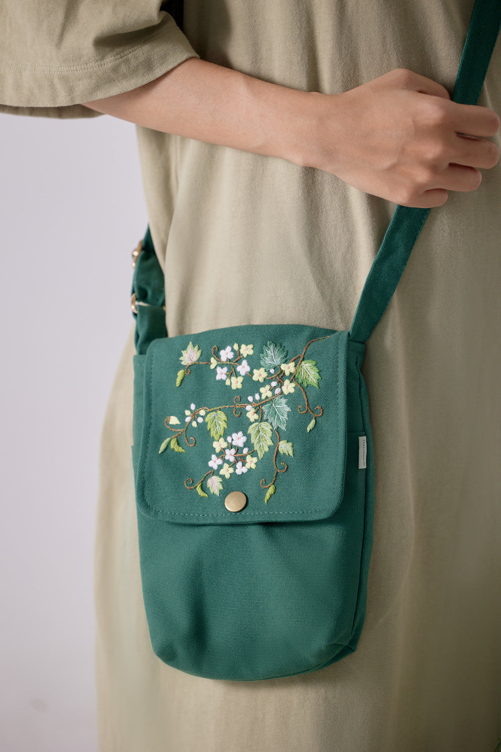 Little Flowers Embroidery Crossbody Bag display picture 3