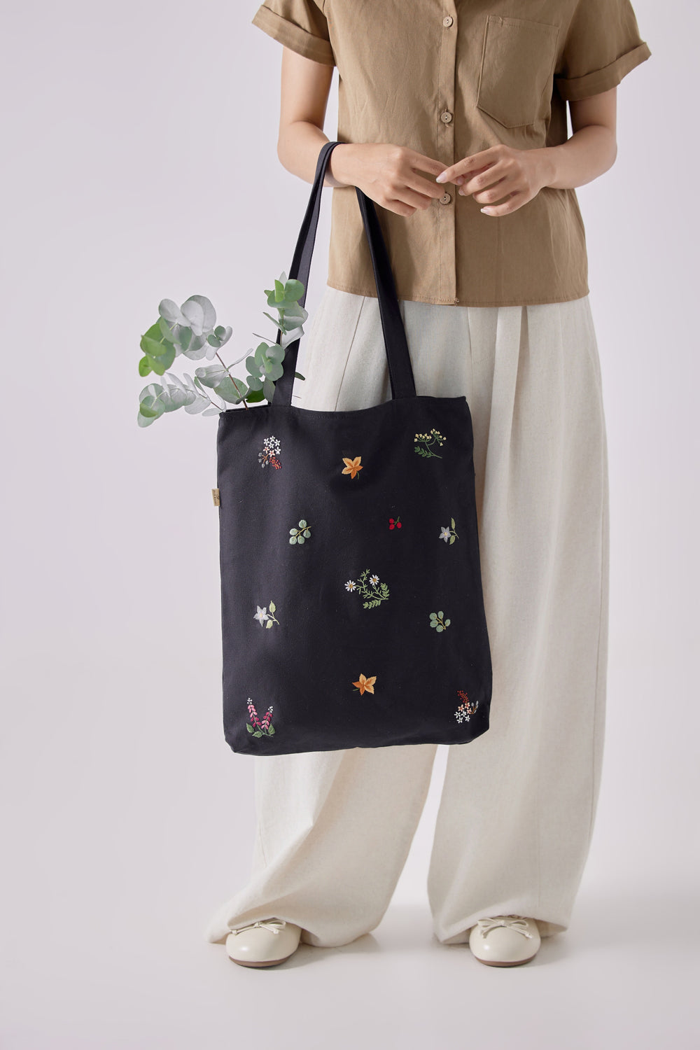 Floral Embroidery Tote Bag Black
