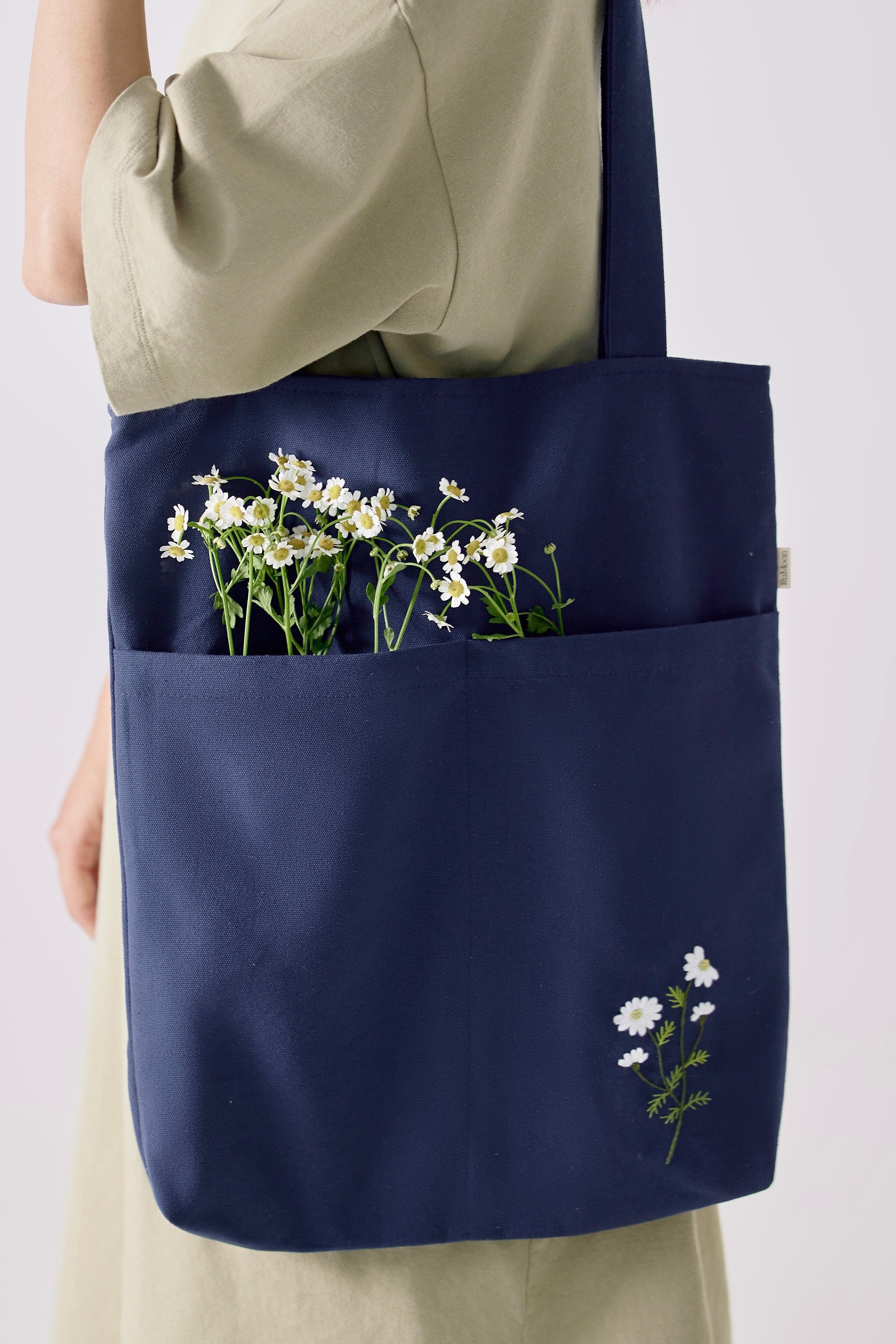 Daisy Pocket Embroidery Tote Bag Navy