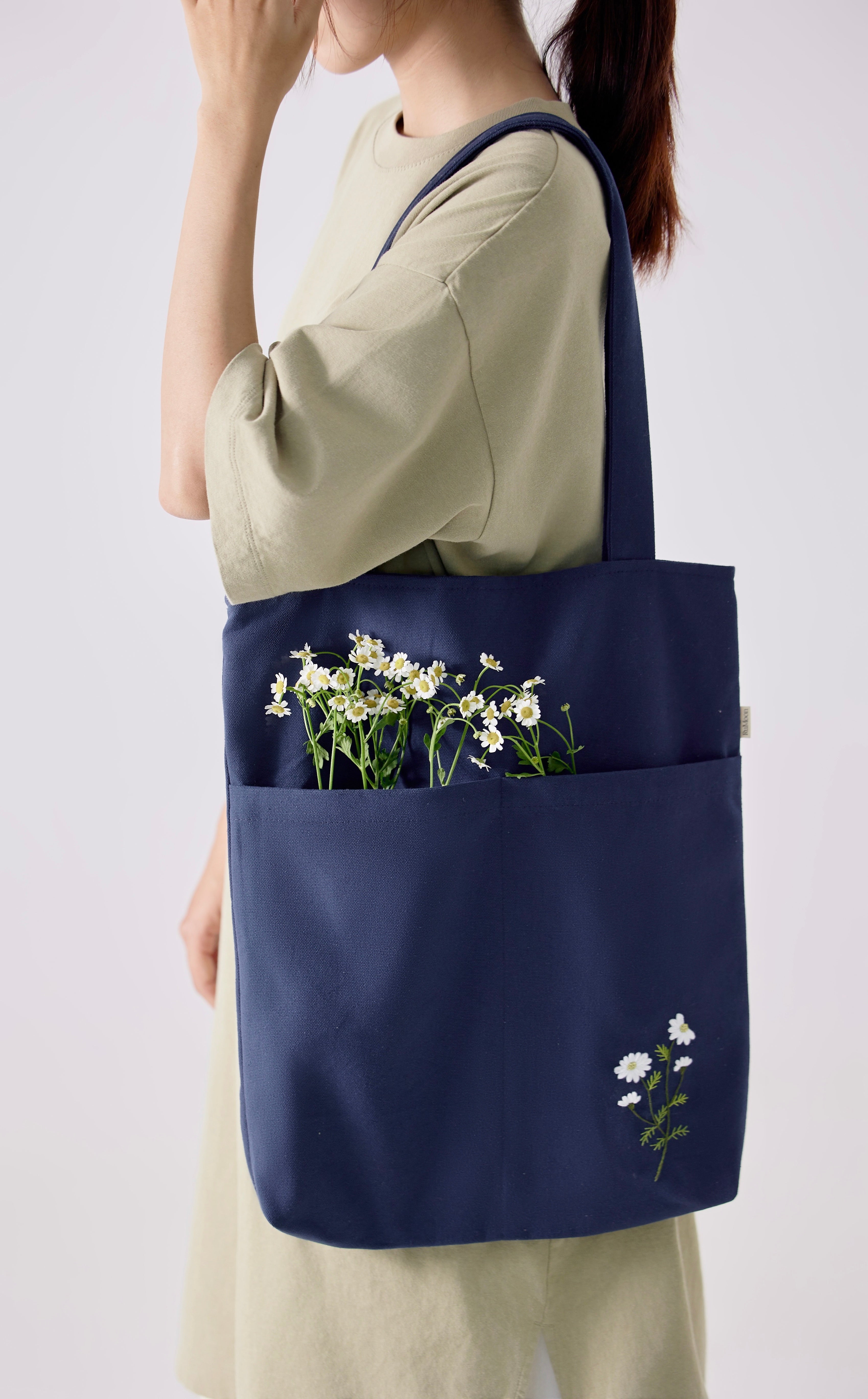 Daisy Pocket Embroidery Tote Bag Navy