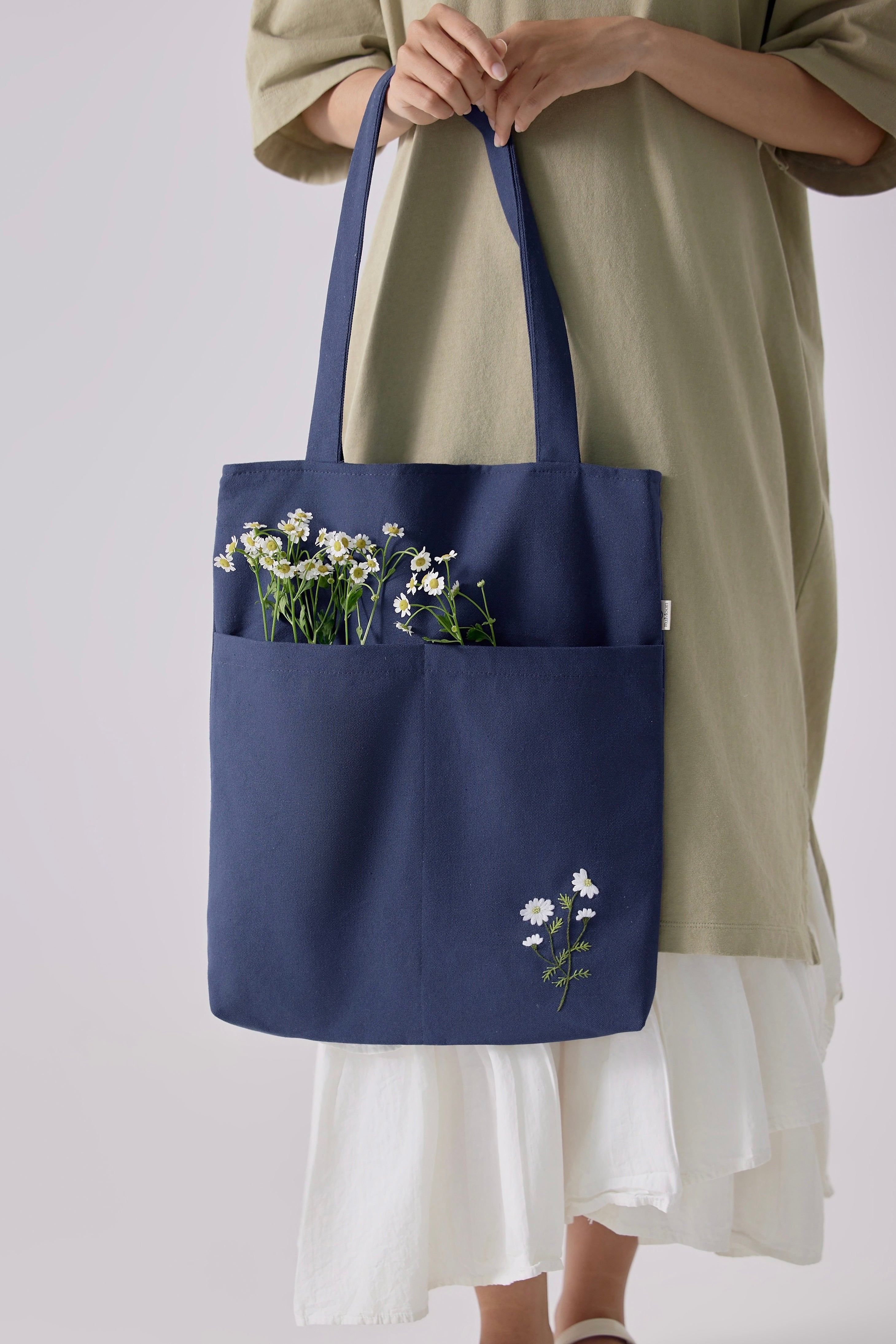 Daisy Pocket Embroidery Tote Bag Navy
