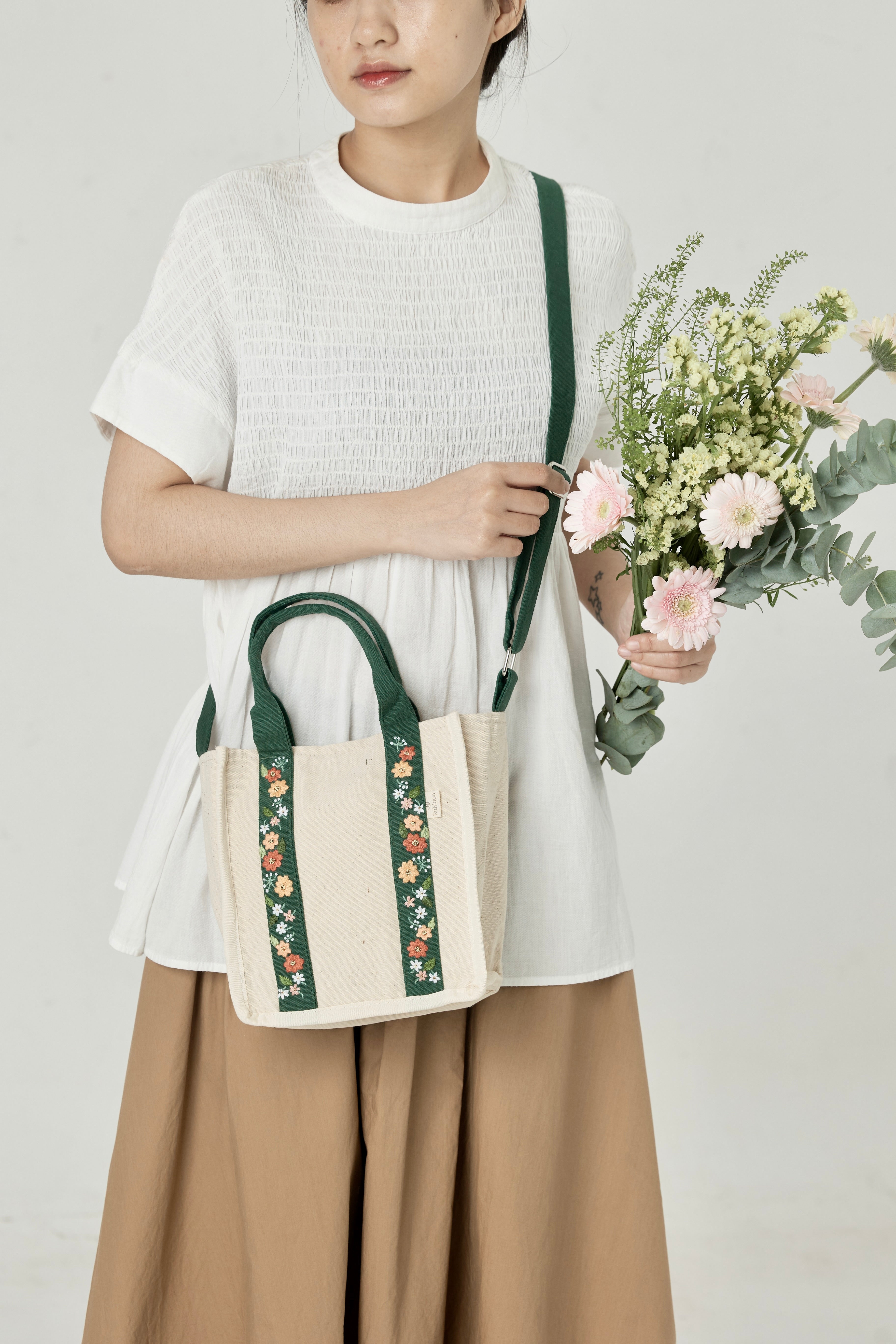 2-in-1 Green Crossbody Handbag with Floral Embroidered Handle