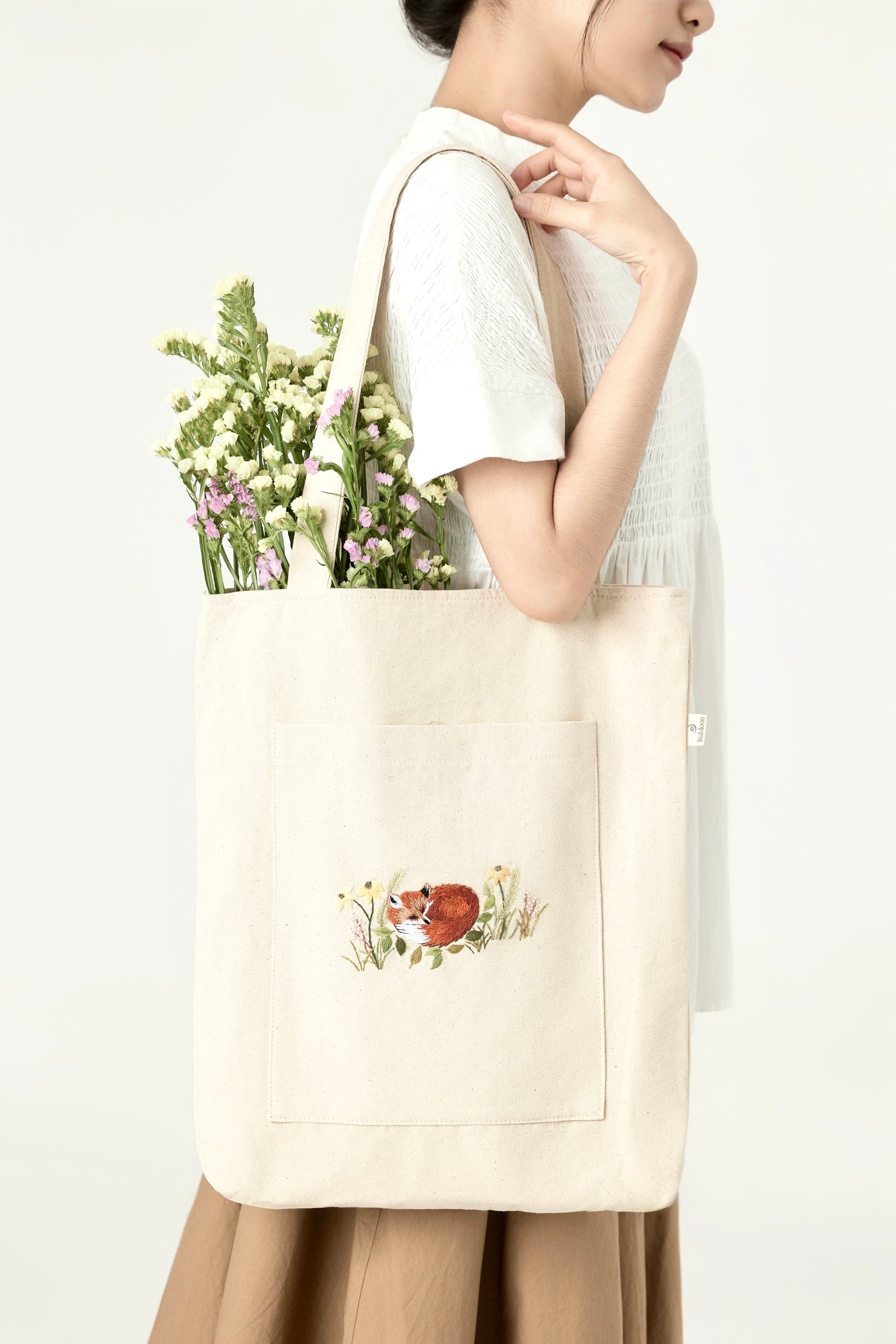 Sleeping Fox Pocket Embroidery Tote Bag Beige