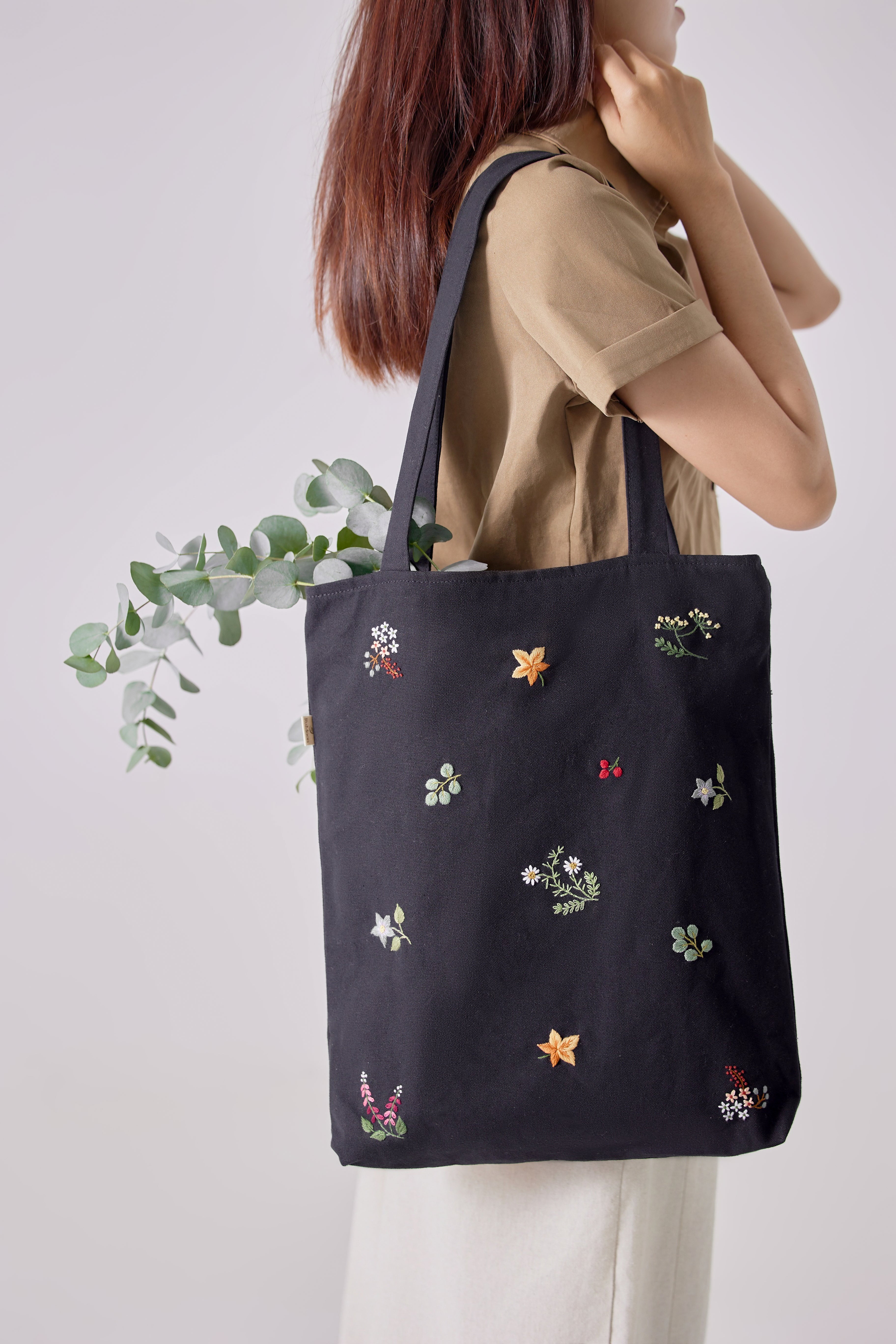 Floral Embroidery Tote Bag Black