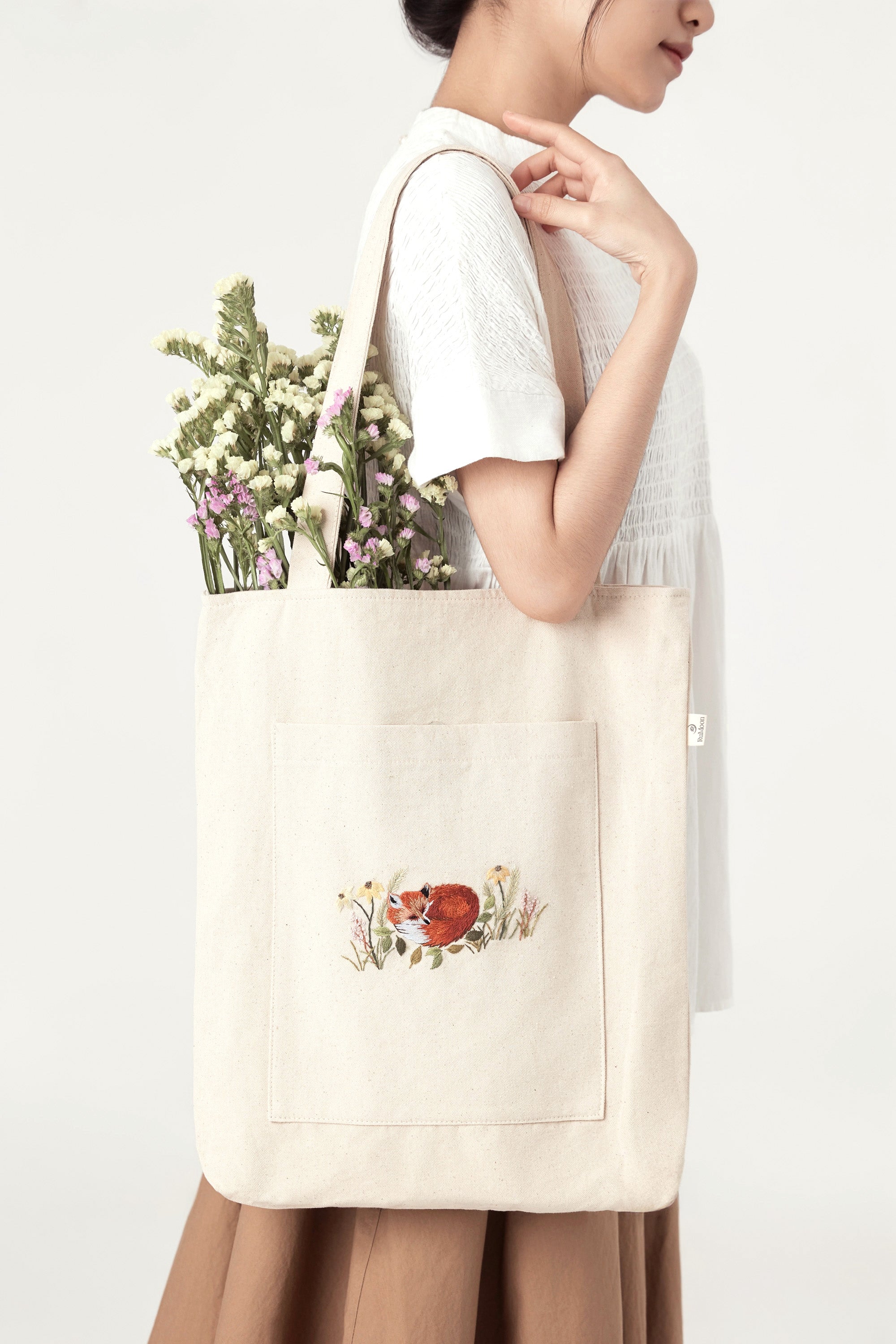 Sleeping Fox Pocket Embroidery Tote Bag Beige