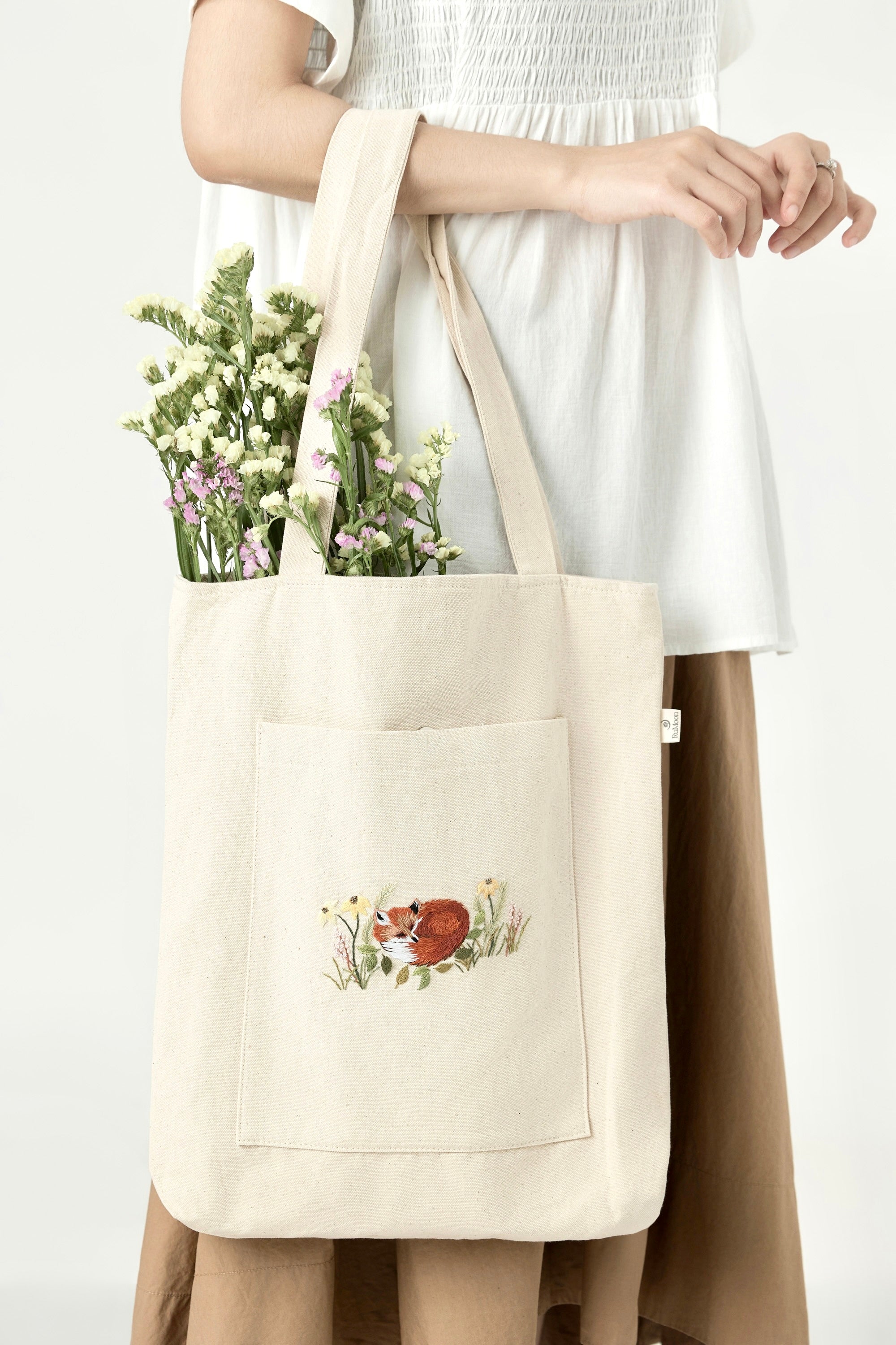 Sleeping Fox Pocket Embroidery Tote Bag Beige