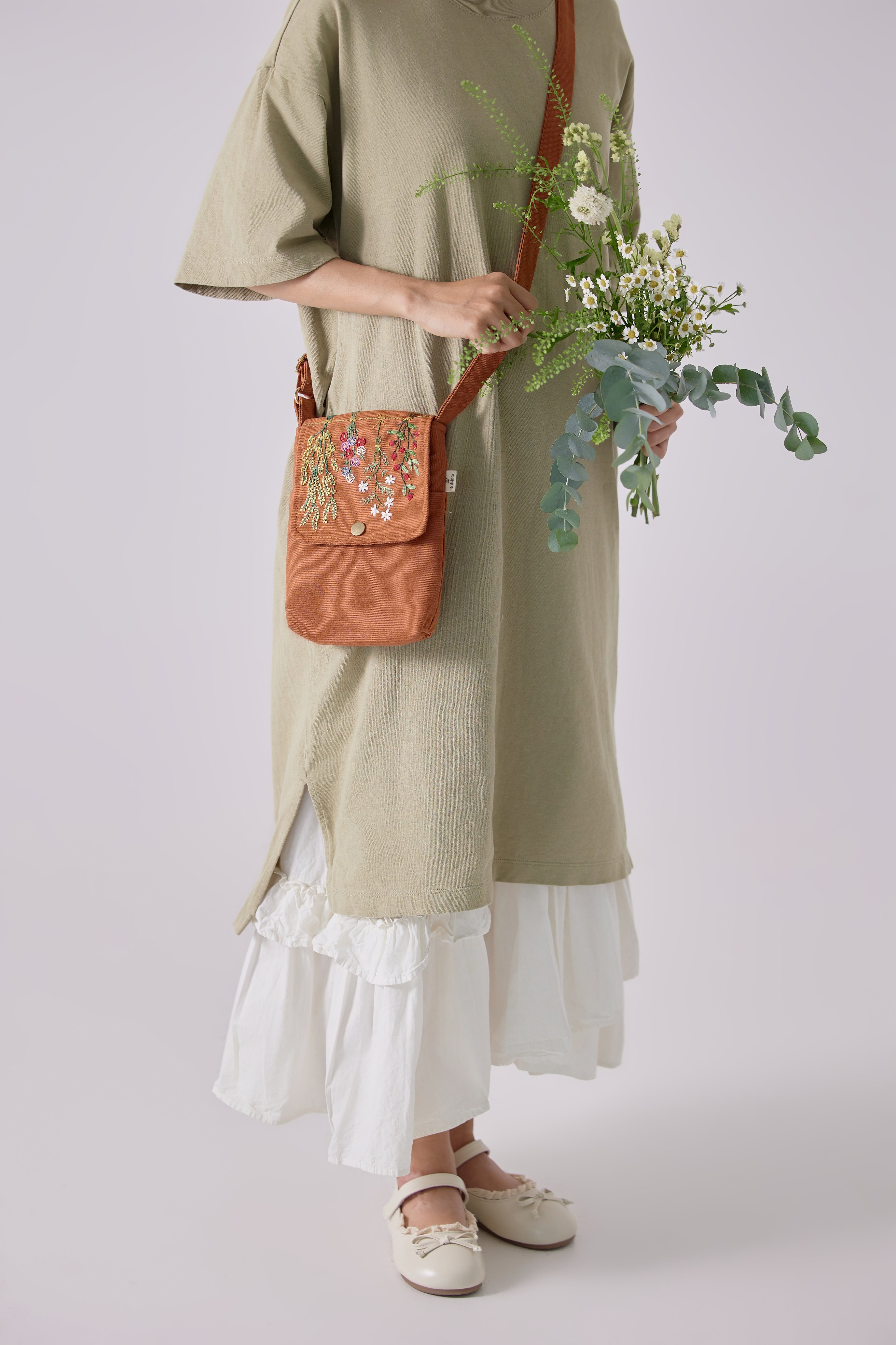 Hanging Flowers Hand Embroidery Crossbody Bag