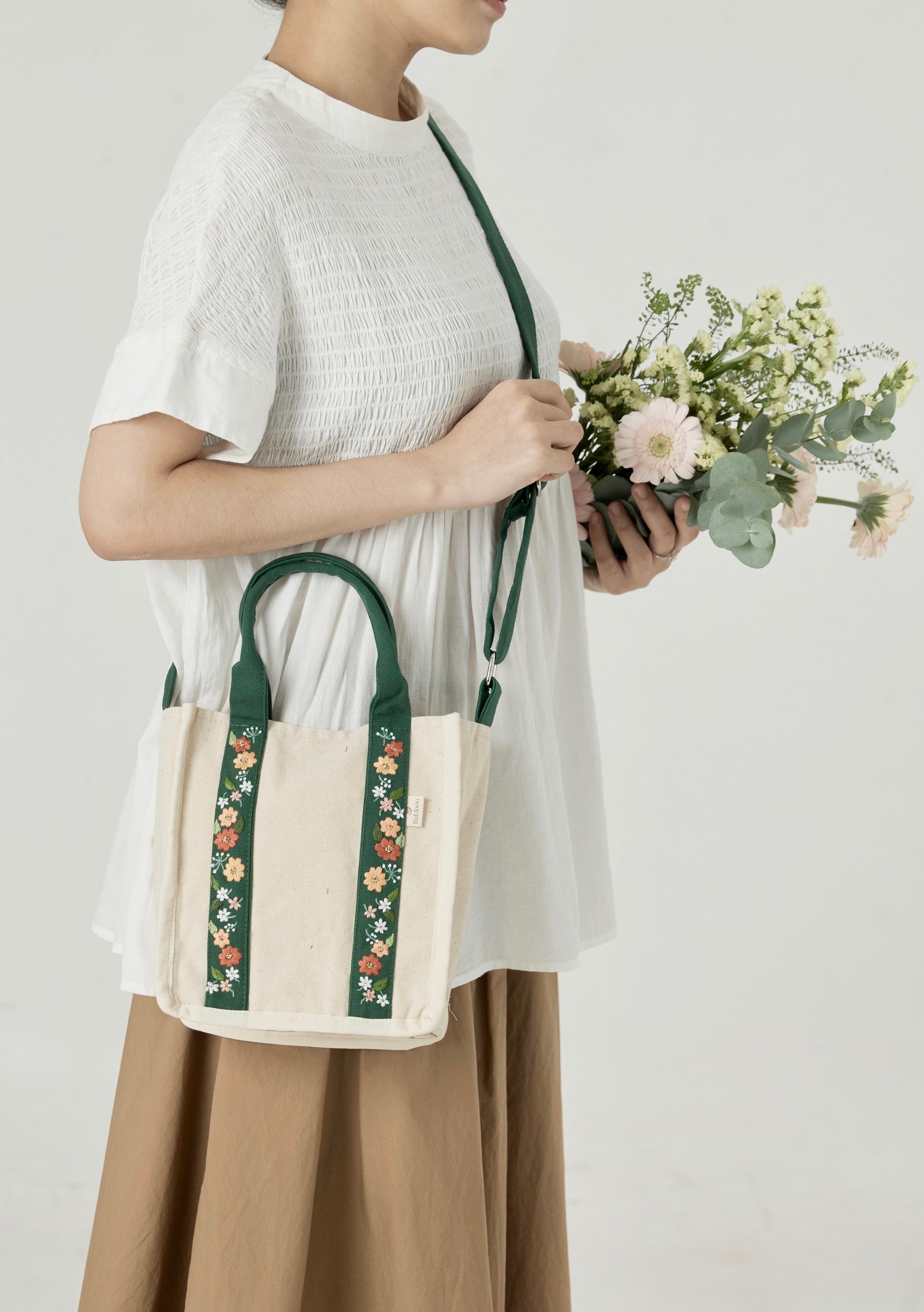 2-in-1 Green Crossbody Handbag with Floral Embroidered Handle