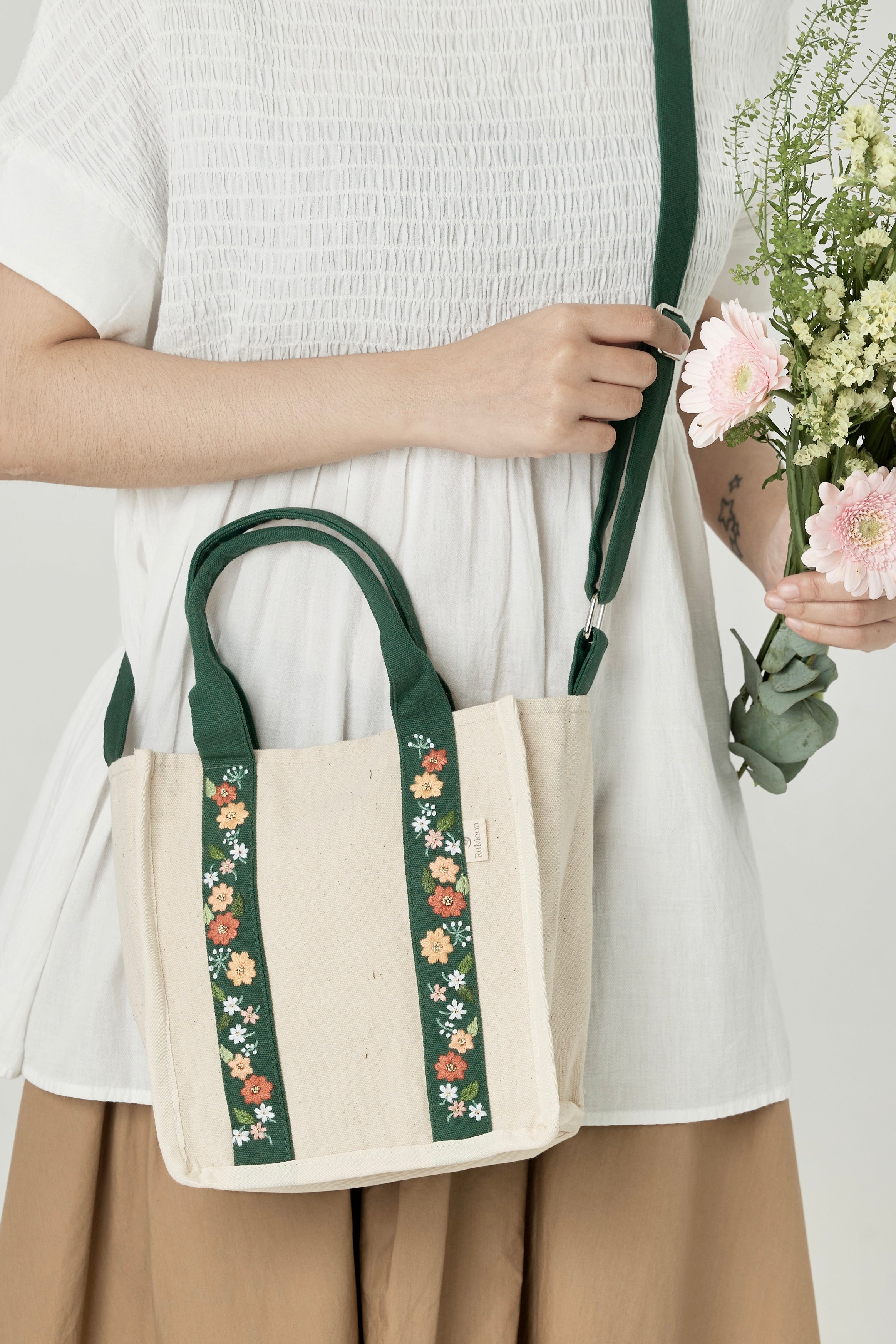 2-in-1 Green Crossbody Handbag with Floral Embroidered Handle