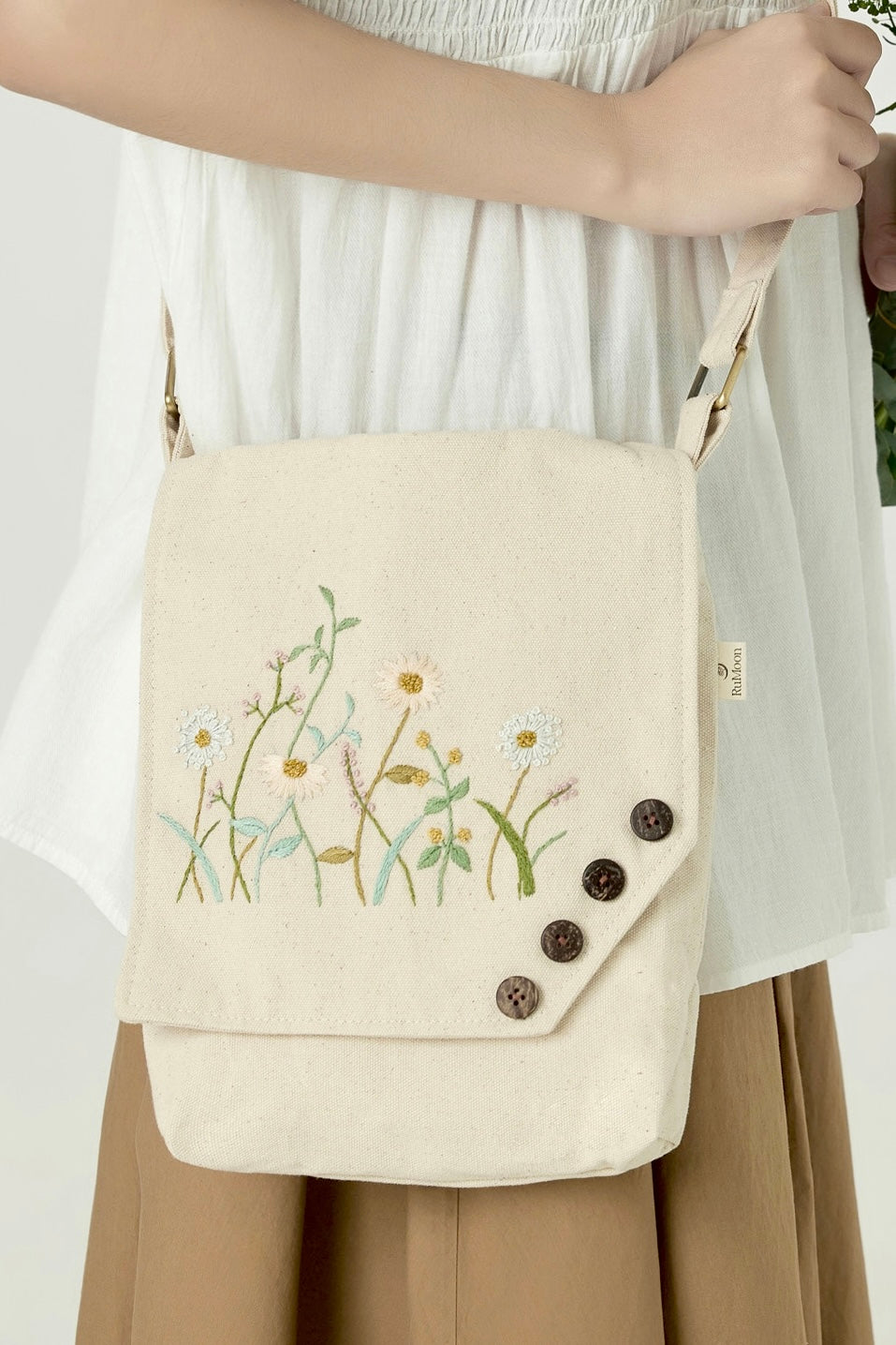 Embroidery Daisy Crossbody White Bag