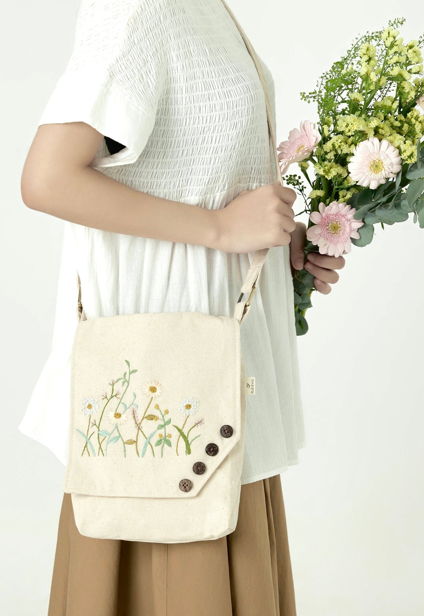 Embroidery Daisy Crossbody White Bag