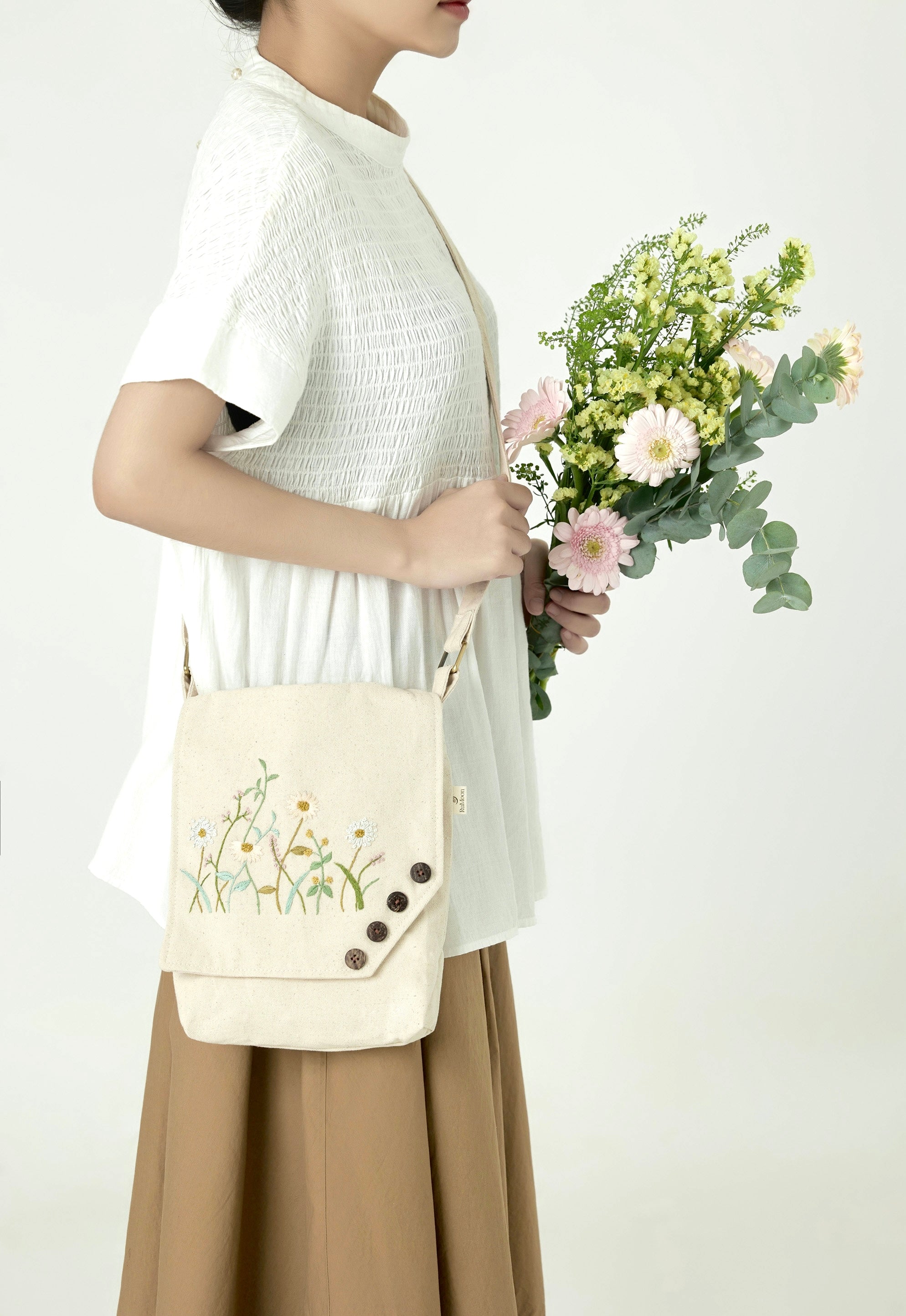 Embroidery Daisy Crossbody White Bag