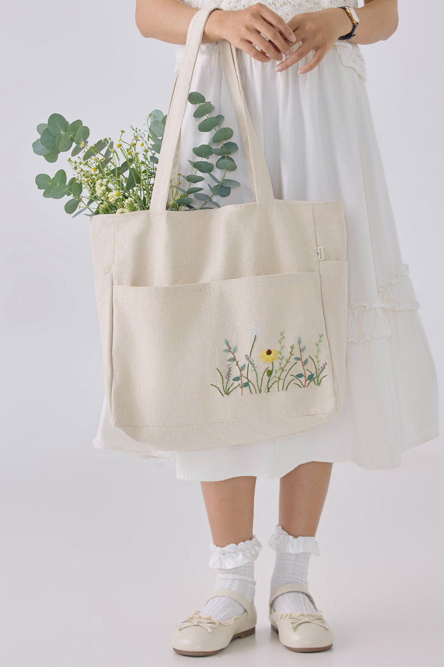 Daisy Multiple Pockets Hand Embroidery White Tote Bag