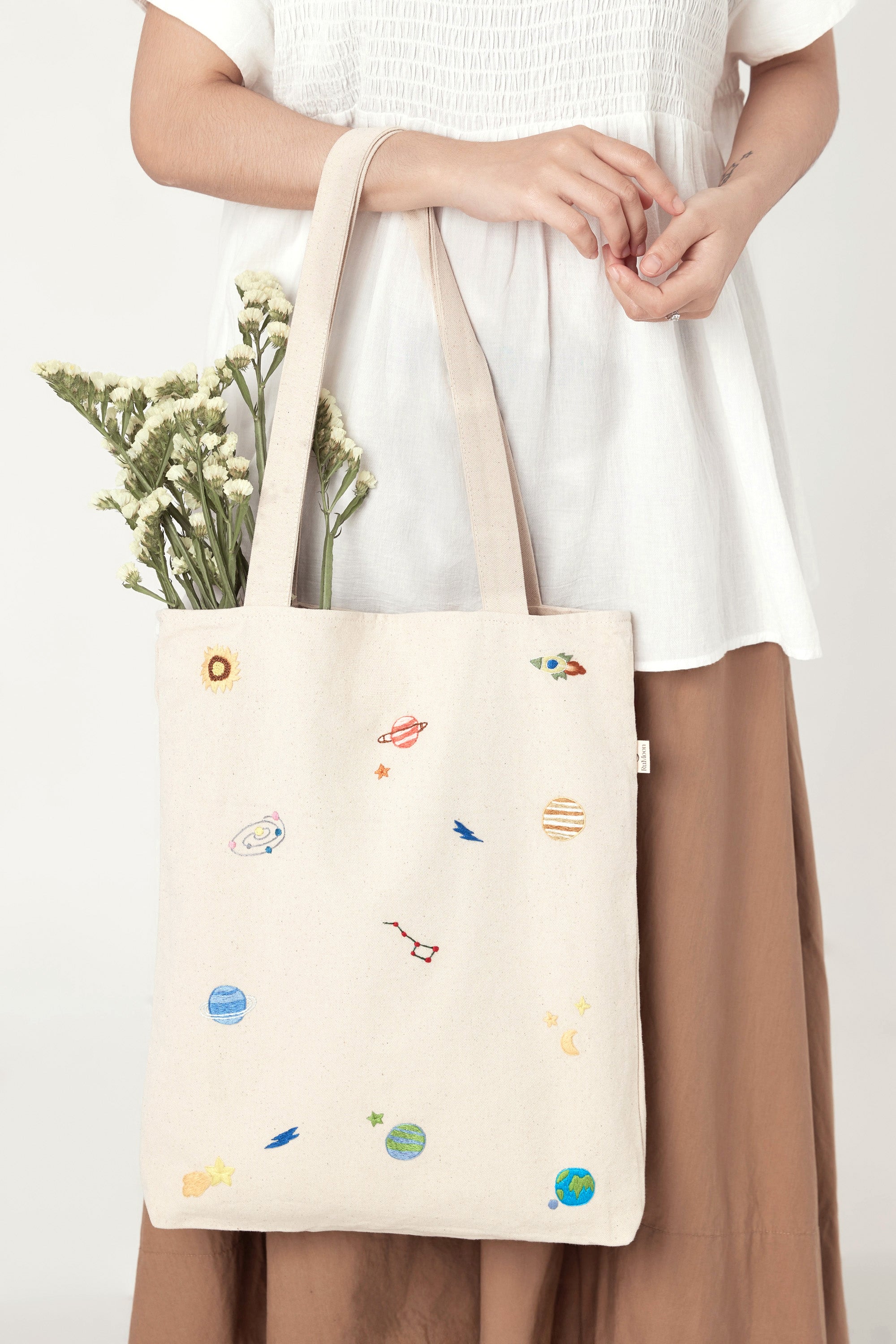 Space Embroidery Tote Bag Beige