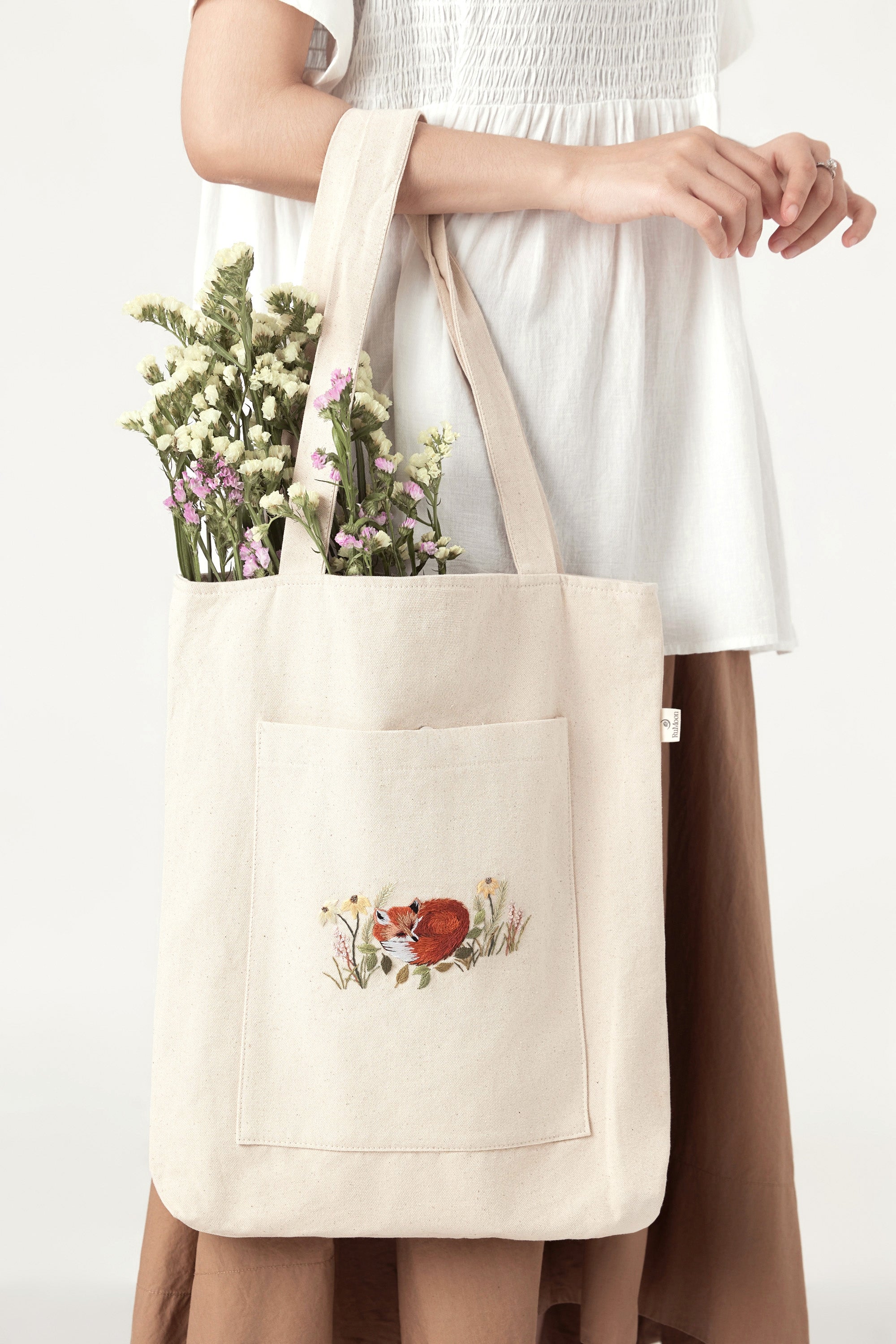 Sleeping Fox Pocket Embroidery Tote Bag Beige